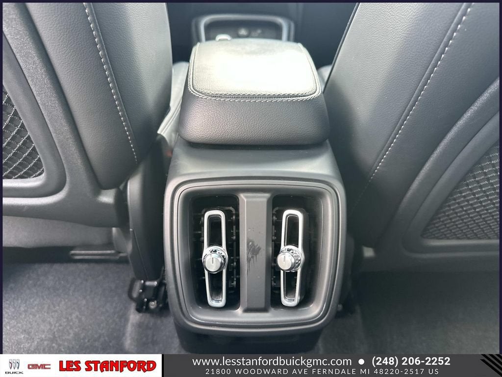 2023 Volvo XC40 Ultimate Bright Theme