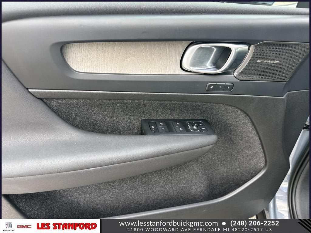 2023 Volvo XC40 Ultimate Bright Theme
