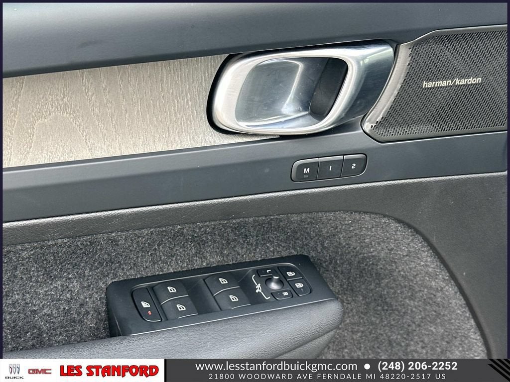 2023 Volvo XC40 Ultimate Bright Theme