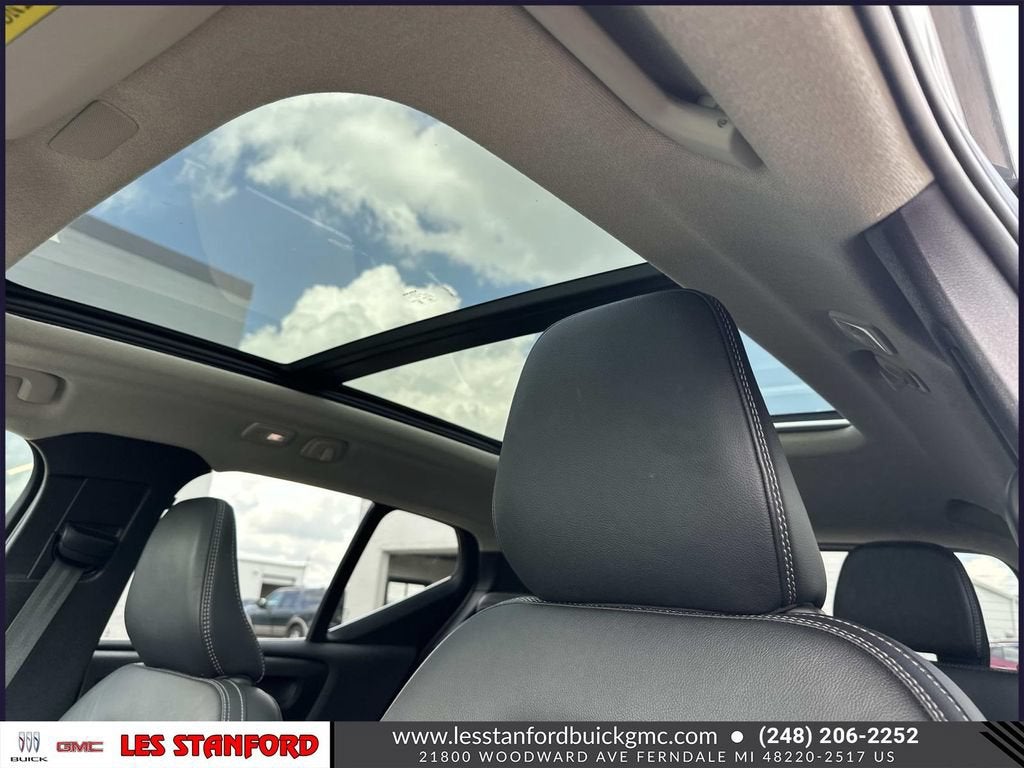 2023 Volvo XC40 Ultimate Bright Theme