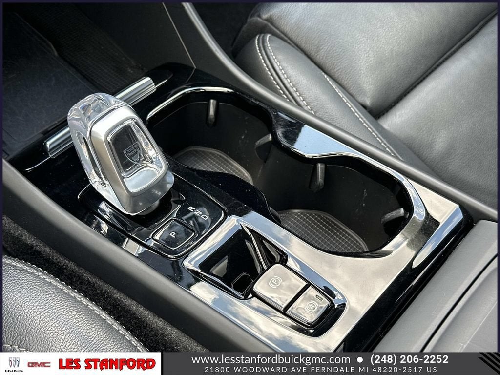 2023 Volvo XC40 Ultimate Bright Theme
