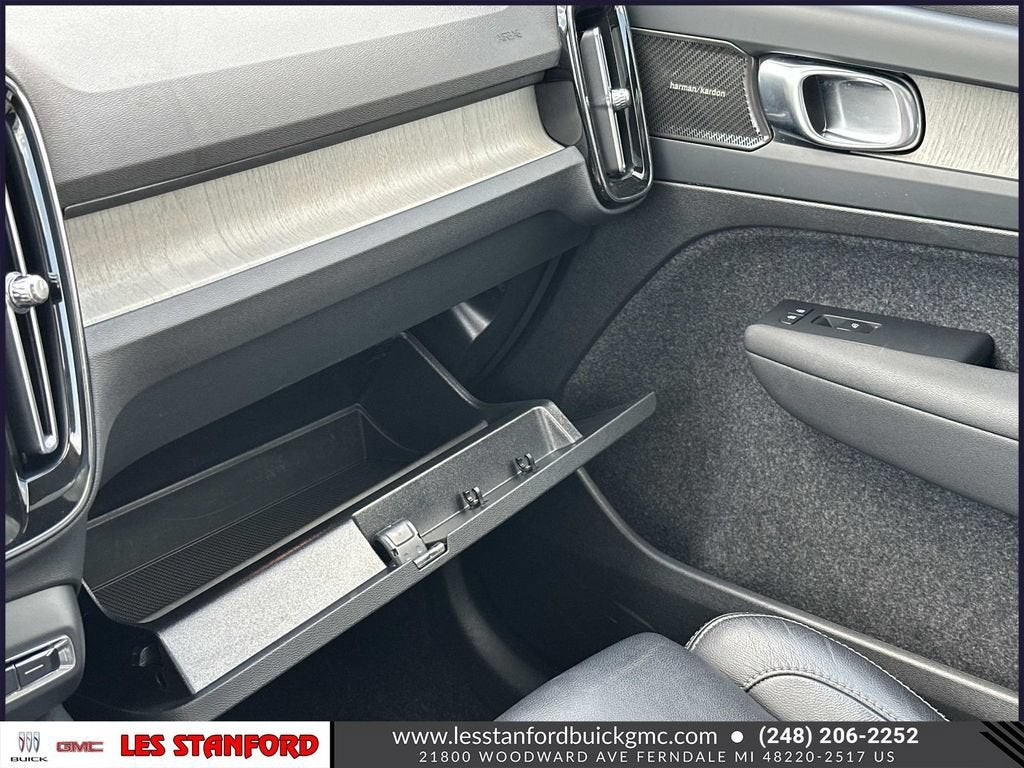 2023 Volvo XC40 Ultimate Bright Theme